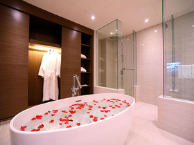 Bella Vista Waterfront Resort & Spa