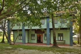 Bon Ton Antique Wooden Villas