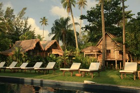 Bon Ton Antique Wooden Villas