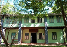 Bon Ton Antique Wooden Villas