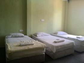 Naiim Hotel by OYO Rooms