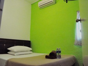 Monkey Motel & Cafe