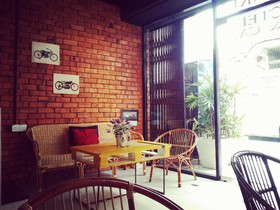 Monkey Motel & Cafe