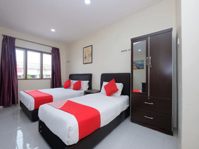 Q Hotel by OYO Rooms