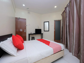 Q Hotel by OYO Rooms
