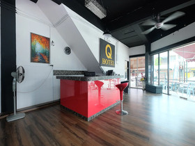 Q Hotel by OYO Rooms