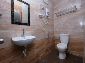 Q Hotel by OYO Rooms