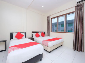 Q Hotel by OYO Rooms