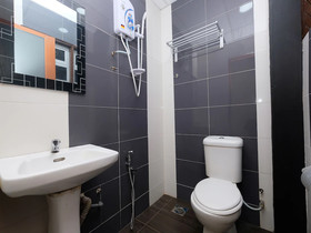 Q Hotel by OYO Rooms