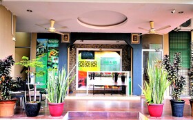 OYO 90159 Zahaar Hotel