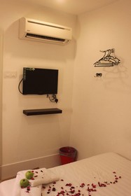 Apple 1 Hotel Budget