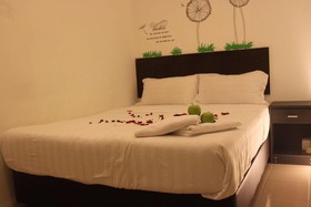 Apple 1 Hotel Budget