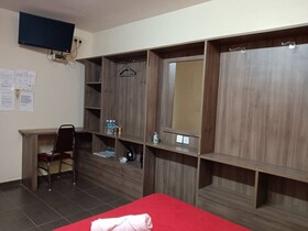 OYO 91040 Hotel Ezi Inn