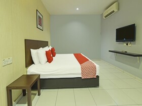 M Three Hotel by OYO