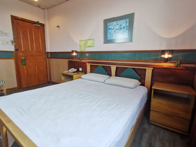 Hotel Holiday Park by OYO Rooms