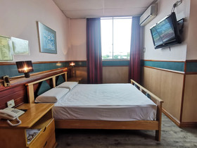 Hotel Holiday Park by OYO Rooms