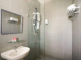 Treeline Urban Inn by OYO Rooms