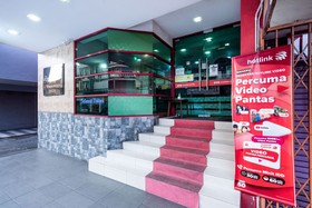 Kurnia Hotel by OYO Rooms