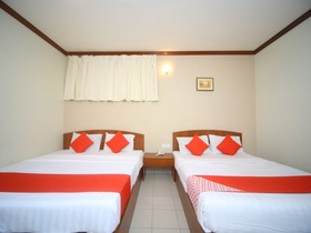 Hotel London by OYO Rooms