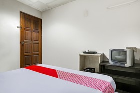 OYO  90376 Centre Point Hotel