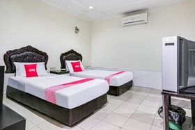 OYO  90376 Centre Point Hotel