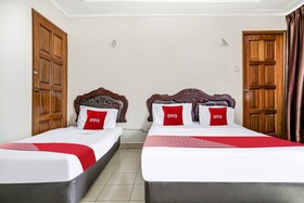 OYO  90376 Centre Point Hotel
