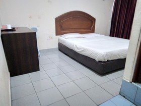 OYO  90376 Centre Point Hotel