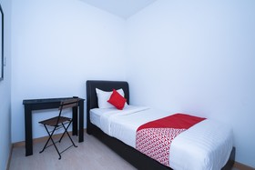 Comma Hotel