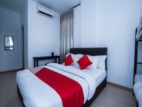 Comma Hotel
