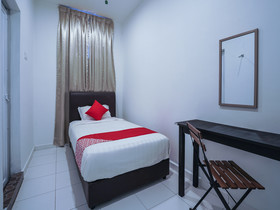 Comma Hotel