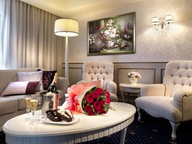 Grand Seasons Hotel