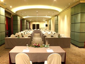 Grand Seasons Hotel