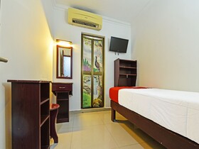 OYO 90572 J Hotel Masjid India