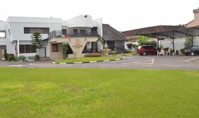 Hale Manor Exquisite