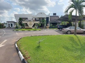 Hale Manor Exquisite