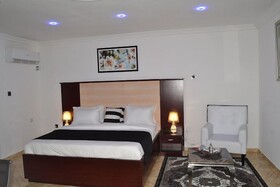 Hale Manor Exquisite