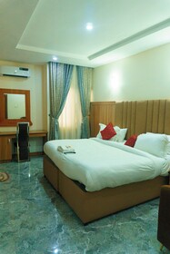 Rolarz Premium Hotel & Suites