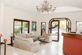 Nesthost Hotel Los Robles