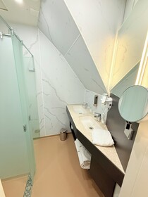 Avenue Hotel
