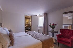 Avenue Hotel