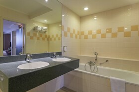 Avenue Hotel