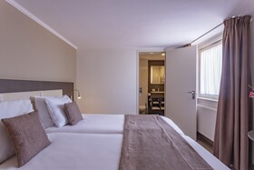 Avenue Hotel