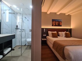 Avenue Hotel