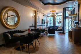 Hotel 83