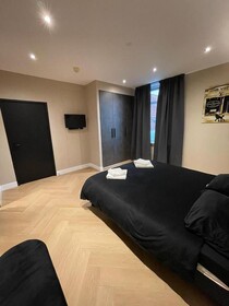 Hotel 83