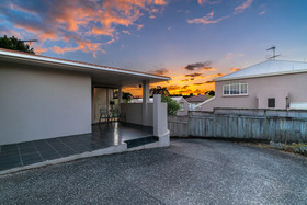 Birkenhead Super Cozy & Comfort Shared Room