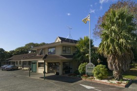Dukes Midway Lodge