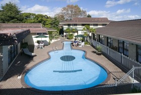 Dukes Midway Lodge