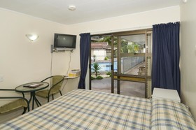 Dukes Midway Lodge