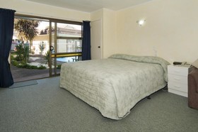 Dukes Midway Lodge